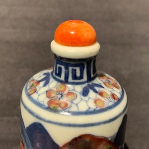 Drie Chinese blauw-witte en onderglazuur rode snuifflessen, Yongzheng merken, 19e eeuw — foto 15