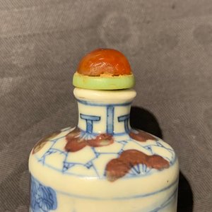 Drie Chinese blauw-witte en onderglazuur rode snuifflessen, Yongzheng merken, 19e eeuw — foto 19