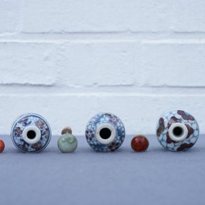 Drie Chinese blauw-witte en onderglazuur rode snuifflessen, Yongzheng merken, 19e eeuw — foto 7