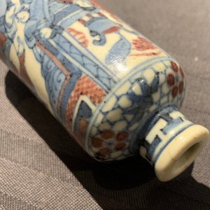 Drie Chinese blauw-witte en onderglazuur rode snuifflessen, Yongzheng merken, 19e eeuw — foto 9