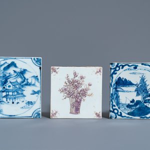 Drie Chinese blauw-witte en paars-roze tegels, Kangxi/Qianlong — foto 1