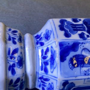 Drie Chinese blauw-witte hexagonale en octagonale vazen, Kangxi — foto 18