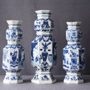 Drie Chinese blauw-witte hexagonale en octagonale vazen, Kangxi — foto 30