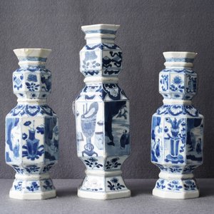 Drie Chinese blauw-witte hexagonale en octagonale vazen, Kangxi — foto 31