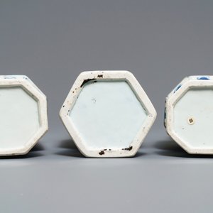 Drie Chinese blauw-witte hexagonale en octagonale vazen, Kangxi — foto 5