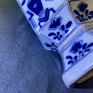 Drie Chinese blauw-witte hexagonale en octagonale vazen, Kangxi — foto 9