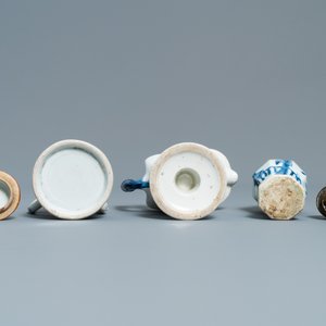 Drie Chinese blauw-witte kannen, een theepot en een vaas met montuur, Kangxi/Qianlong — foto 7
