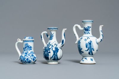 Drie Chinese blauw-witte kannetjes, Kangxi