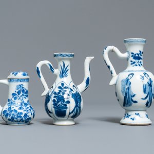 Drie Chinese blauw-witte kannetjes, Kangxi — foto 2