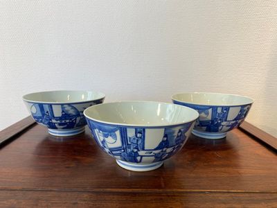 Drie Chinese blauw-witte kommen met figuratief decor, Xuande merk, 19e eeuw — foto 1