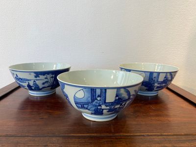 Drie Chinese blauw-witte kommen met figuratief decor, Xuande merk, 19e eeuw — foto 2