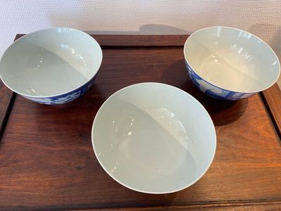 Drie Chinese blauw-witte kommen met figuratief decor, Xuande merk, 19e eeuw — foto 3