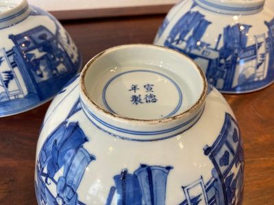 Drie Chinese blauw-witte kommen met figuratief decor, Xuande merk, 19e eeuw — foto 5