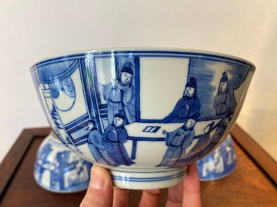 Drie Chinese blauw-witte kommen met figuratief decor, Xuande merk, 19e eeuw — foto 6