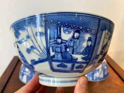 Drie Chinese blauw-witte kommen met figuratief decor, Xuande merk, 19e eeuw — foto 7