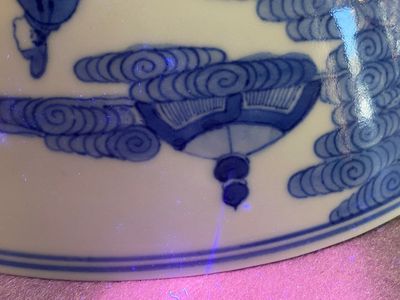 Drie Chinese blauw-witte kommen met figuratief decor, Xuande merk, 19e eeuw — foto 9
