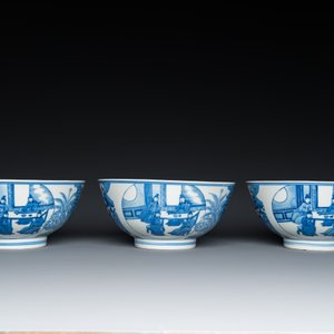 Drie Chinese blauw-witte kommen met figuratief decor, Xuande merk, 19e eeuw — foto 4