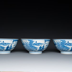Drie Chinese blauw-witte kommen met figuratief decor, Xuande merk, 19e eeuw — foto 5