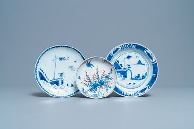 Drie Chinese blauw-witte, koperrode en wucai ko-sometsuke borden voor de Japanse markt, Tianqi/Chongzhen