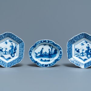 Drie Chinese blauw-witte koppen en schotels, Chenghua en hall merken, Kangxi — foto 2