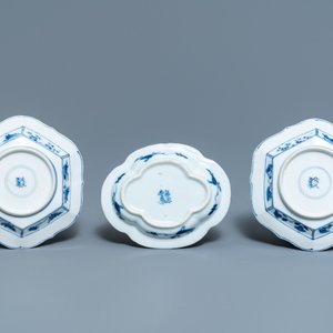 Drie Chinese blauw-witte koppen en schotels, Chenghua en hall merken, Kangxi — foto 3