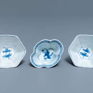Drie Chinese blauw-witte koppen en schotels, Chenghua en hall merken, Kangxi — foto 9