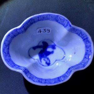 Drie Chinese blauw-witte koppen en schotels, Chenghua en hall merken, Kangxi — foto 10