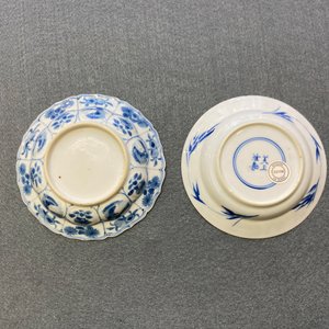 Drie Chinese blauw-witte koppen en twee schotels, Kangxi — foto 11