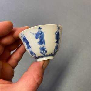Drie Chinese blauw-witte koppen en twee schotels, Kangxi — foto 14