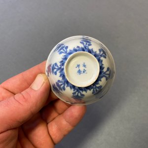 Drie Chinese blauw-witte koppen en twee schotels, Kangxi — foto 15