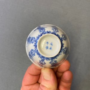 Drie Chinese blauw-witte koppen en twee schotels, Kangxi — foto 16