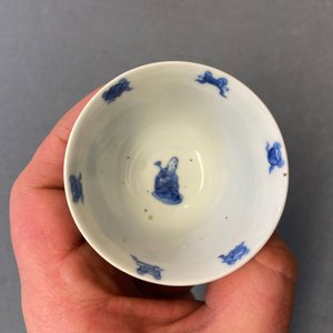 Drie Chinese blauw-witte koppen en twee schotels, Kangxi — foto 17