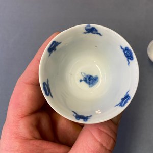 Drie Chinese blauw-witte koppen en twee schotels, Kangxi — foto 19