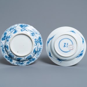 Drie Chinese blauw-witte koppen en twee schotels, Kangxi — foto 3