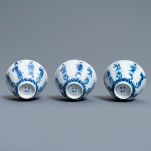 Drie Chinese blauw-witte koppen en twee schotels, Kangxi — foto 9