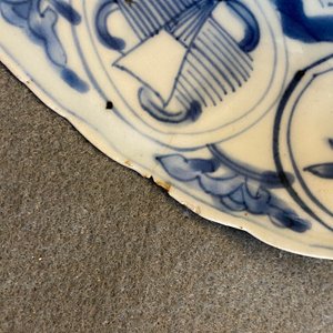 Drie Chinese blauw-witte kraakporseleinen borden met herten en bloemen, Wanli — foto 8