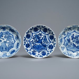 Drie Chinese blauw-witte kraakporseleinen borden met vogels en een sprinkhaan, Wanli — foto 1