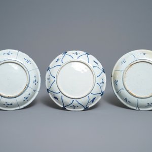 Drie Chinese blauw-witte kraakporseleinen borden met vogels en een sprinkhaan, Wanli — foto 2