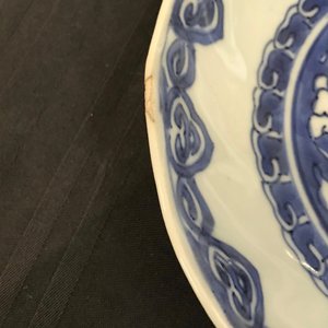 Drie Chinese blauw-witte kraakporseleinen borden, Wanli — foto 11