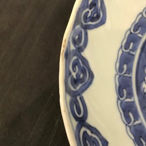 Drie Chinese blauw-witte kraakporseleinen borden, Wanli — foto 12
