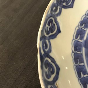 Drie Chinese blauw-witte kraakporseleinen borden, Wanli — foto 13