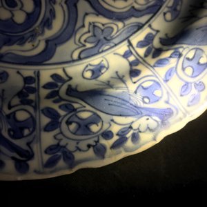 Drie Chinese blauw-witte kraakporseleinen borden, Wanli — foto 3
