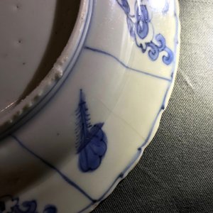 Drie Chinese blauw-witte kraakporseleinen borden, Wanli — foto 5