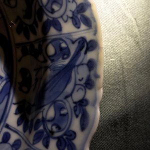 Drie Chinese blauw-witte kraakporseleinen borden, Wanli — foto 7