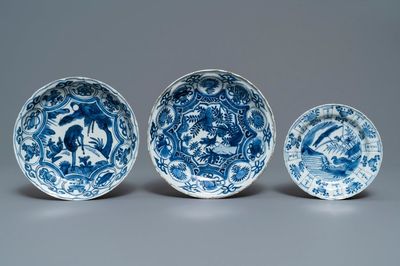 Drie Chinese blauw-witte kraakporseleinen borden, Wanli
