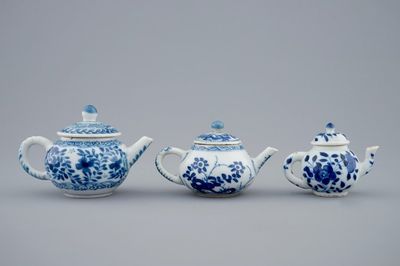 Drie Chinese blauw-witte miniatuur theepotjes met deksels, Kangxi