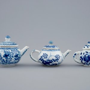 Drie Chinese blauw-witte miniatuur theepotjes met deksels, Kangxi — foto 1