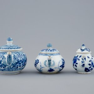 Drie Chinese blauw-witte miniatuur theepotjes met deksels, Kangxi — foto 2