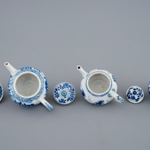 Drie Chinese blauw-witte miniatuur theepotjes met deksels, Kangxi — foto 5