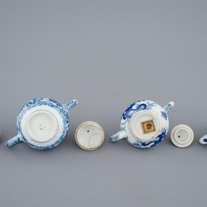 Drie Chinese blauw-witte miniatuur theepotjes met deksels, Kangxi — foto 6